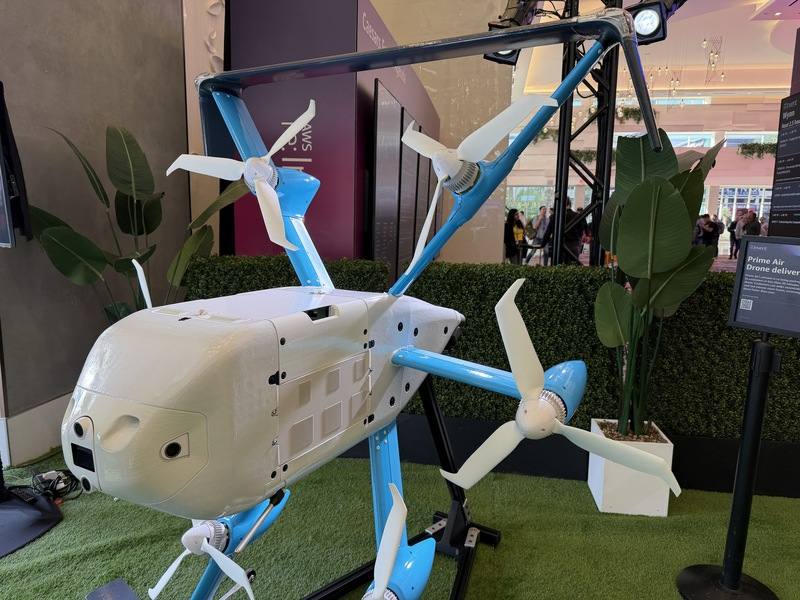 亞馬遜旗下AWS本週在美國拉斯維加斯舉辦re:Invent年度雲端運算大會，現場展示亞馬遜無人機宅配服務Prime Air，飛行過程中若遇到鳥類或樹木，系統會自行判斷並進行閃避，無需駕駛員介入。