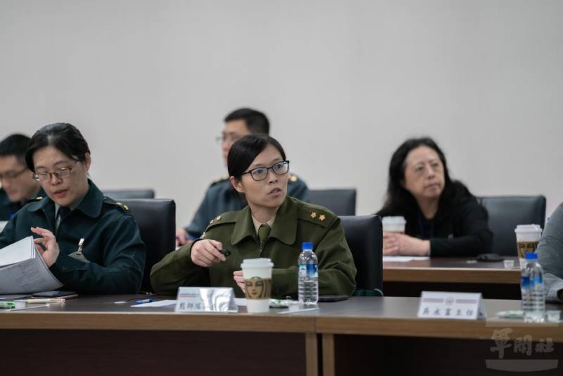 國防大學政戰學院熊師瑤副教授進行專題報告。（軍聞社記者李恬恬攝）