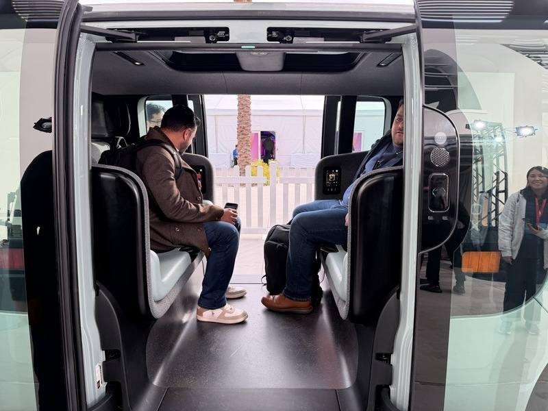 雲端服務供應商AWS 2日在re:Invent年度大會上展示Zoox打造的無人計程車，車內設計成面對面的4人座艙，搭乘體驗更像是移動的私人包廂。