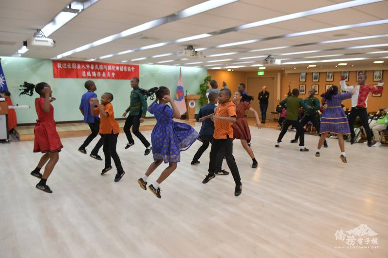 非洲阿彌陀佛關懷中心學員帶來非洲傳統舞蹈