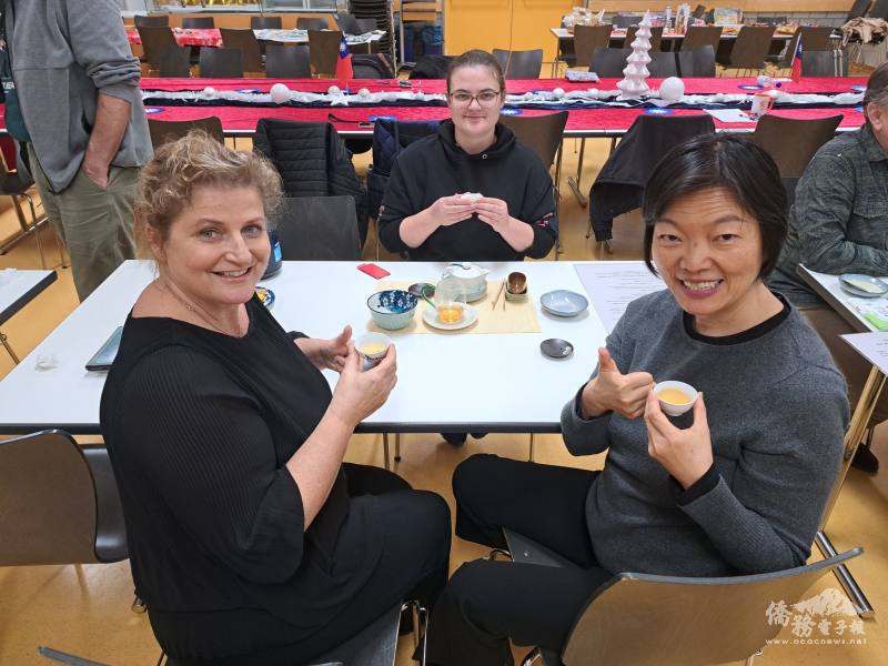 文化結會長陳黎黎與Erasmus中學的餐廳經理Renate Glees都參與的茶藝活動
