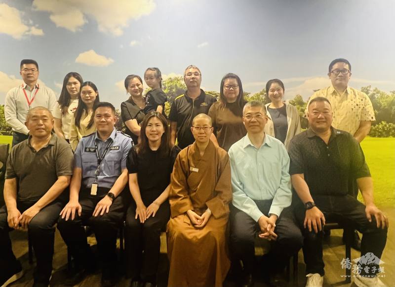 伯斯急難救助協會感恩餐會合影(前排左起為王錦昌、張警長、江佳慧、妙哲法師、王俊義及周家宏)