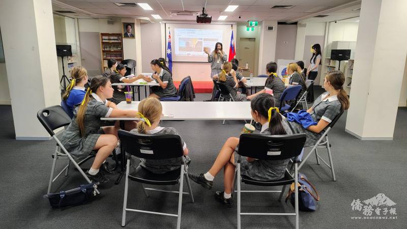 Kambala女子中學參訪雪梨文教中心，老師陳詩音解說天燈DIY