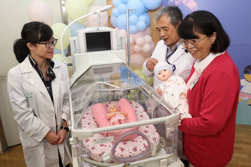 麥當勞叔叔之家慈善基金會捐贈2台「重症加護型新生兒保溫箱」給台大醫院兒童醫院，2日舉行捐贈儀式，現場並展示一般嬰兒與早產兒的體型差異。