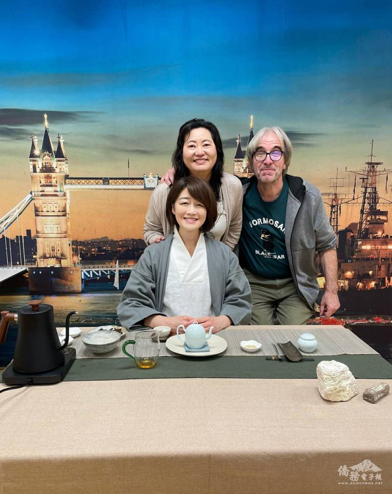 籌辦茶藝活動的台灣心協會會長鄭伊雯與Achim Kehlenbach和茶藝師詹秀蘭合影
