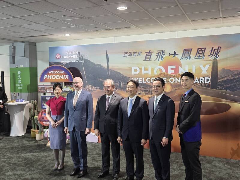 華航3日開通台北－鳳凰城航線，董事長高星潢（左3）搭乘亞洲首航直飛鳳凰城的CI036班機，交通部長陳世凱（右3）、美國在台協會台北辦事處處長谷立言（左2）也出席登機門活動。