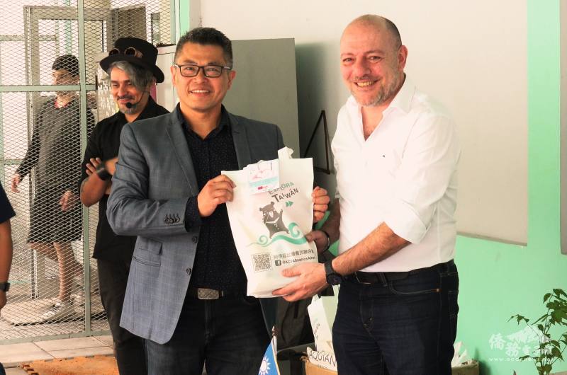 洪瑞堂致贈禮物給醫生們，由醫師主管加布里埃爾代表接受