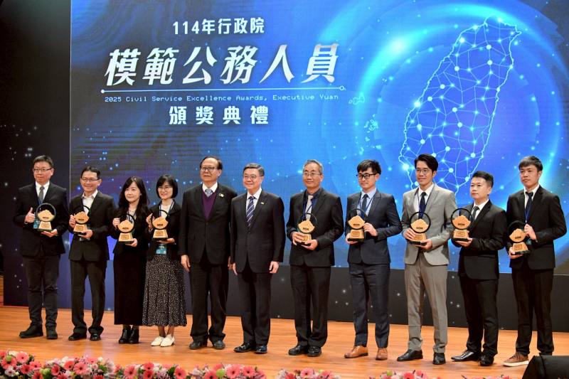 卓院長頒發獎座予模範公務人員，並逐一與得獎者及其親友、工作夥伴合影留念