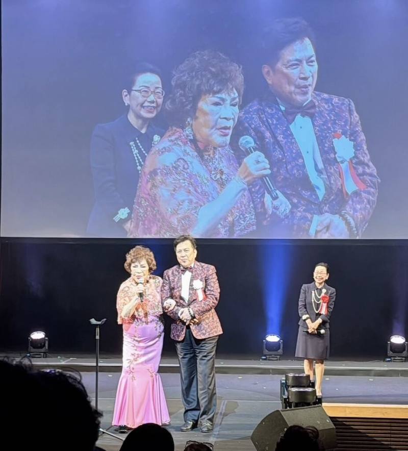 製作人周遊（左）和老公李朝永（左2）3日在日本東京參與「2025日本全球夫人大賽」，周遊開心表示，可以透過活動進行台日交流很好，這是很棒的國民外交。（李朝永提供）