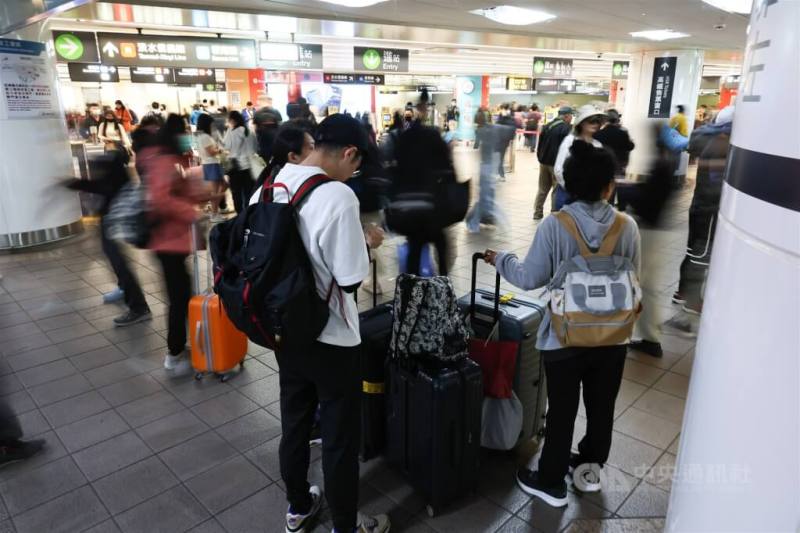 圖為高鐵台北站出口外，民眾拉著行李箱準備乘車。 （中央社檔案照片）