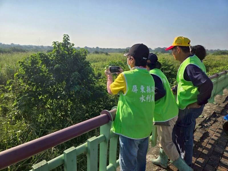 屏東縣政府水利志工除協助鄰近排水系統巡查外，縣府也輔導志工參與「綠鬣蜥移除教育訓練」課程，讓志工在日常巡查時能更快速辨識並回報，協助後續防治。（屏東縣政府提供）