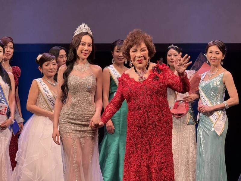 製作人周遊（右）赴日參與「2025日本全球夫人大賽」，頒獎給得名佳麗之餘，也分享如何長年活躍在演藝人生、發揮女性力量幫助社會大眾。（李朝永提供）