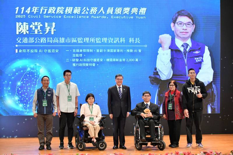 卓院長頒發獎座予模範公務人員，並逐一與得獎者及其親友、工作夥伴合影留念