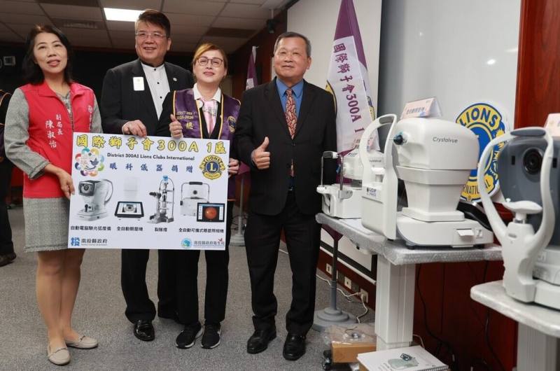 南投縣政府獲民間大愛捐贈眼科儀器1批，將配置到醫療資源較薄弱的鄉鎮衛生所，3日由南投縣副縣長王瑞德（右）代表接受並回贈感謝狀。（南投縣政府提供）
