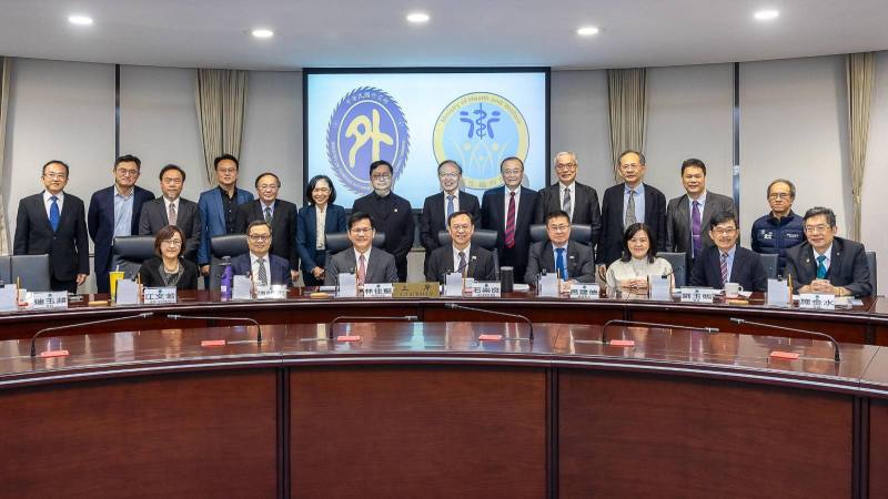 外交部與衛生福利部「醫療衛生外交諮詢小組」委員合影