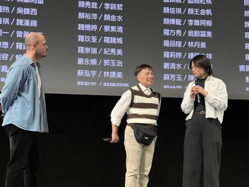 導演王小棣（中）受瑞士電影資料館邀請赴瑞士參與年度台灣新浪潮單元活動，她在「魔法阿媽」映後與觀眾交流，策展人韋路爾（左）主持問答，現場反應熱烈。（駐法國台灣文化中心提供）