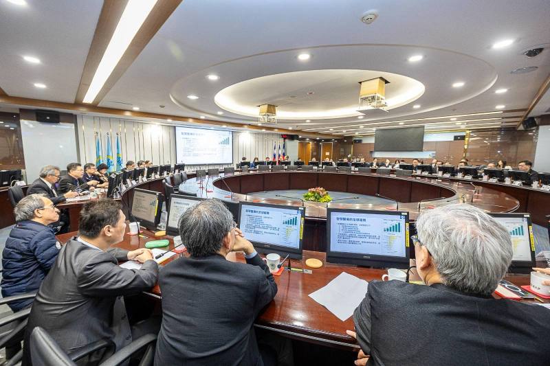 醫療衛生外交諮詢小組委員在會議上熱烈分享