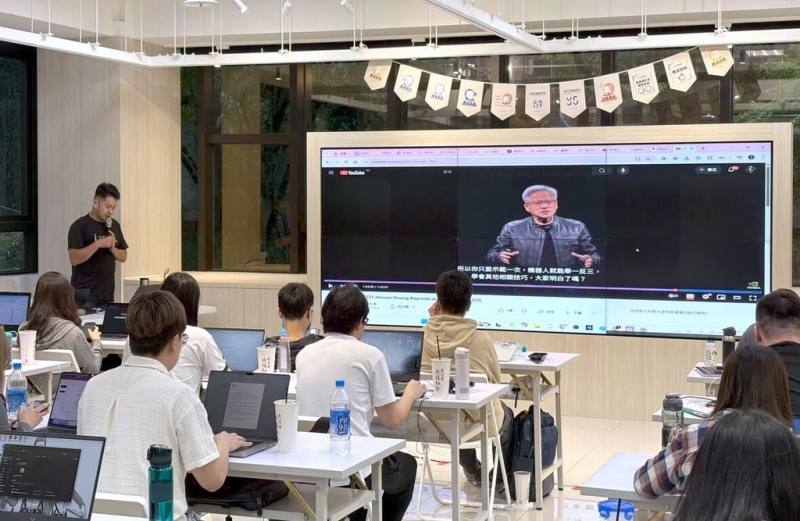 面對產業AI（人工智慧）浪潮，新北市政府以「AI人才孵化器」為定位開設AI科技課程，並領先全台推出NVIDIA（輝達）官方AI認證課程（圖）、AWS（雲端服務供應商認證）等國際認證制度，至今已協助370名青年取得證照。（新北市青年局提供）