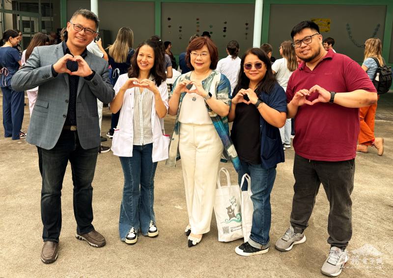 謝妙宏及洪瑞堂與3位臺裔醫師合照