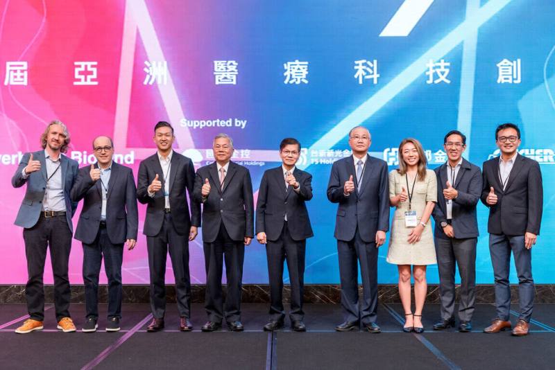 亞洲醫療科技創新論壇3日登場，生策會長翁啟惠（圖中）致詞表示，亞洲醫療科技創新論壇是將世界成熟技術與重要資金引入台灣的平台，台灣應持續與全球人才、技術及資本合作，將更好醫療技術與發明帶給全世界。（生策會提供）