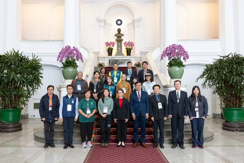 副總統與訪賓一行合影