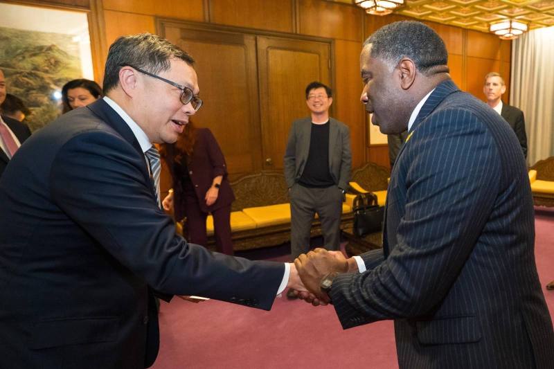 外交部政務次長陳明祺向美國「全美州議會聯合會」（NCSL）會長暨伊利諾州眾議員Marcus Evans握手致意