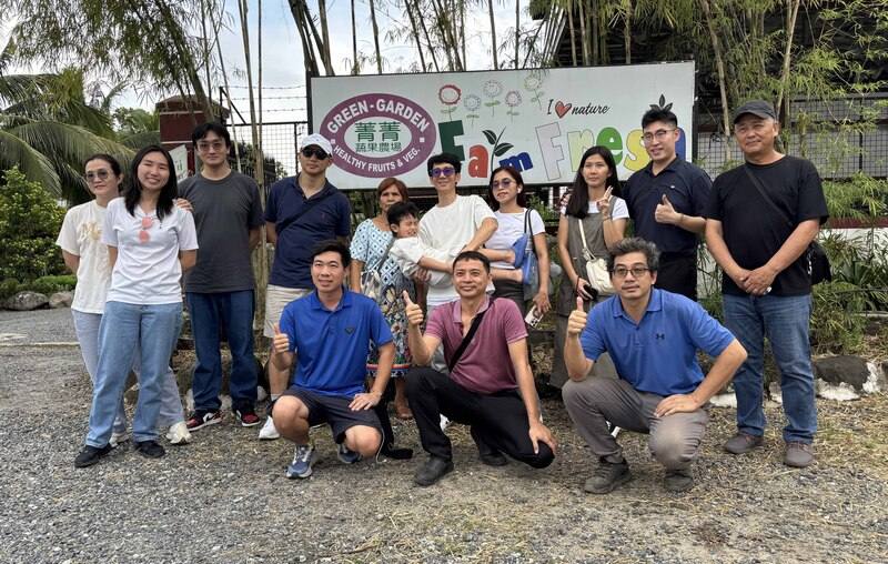 菲律賓台商總會青商會會長陳義（前排左），日前帶領旅菲台商第2代參觀台灣人經營的「菁菁蔬果農場」，與農場創辦人黃禹靖（後排右）合影