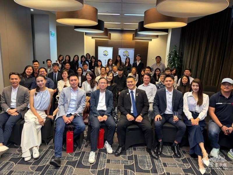 青年僑胞與僑界領袖合影