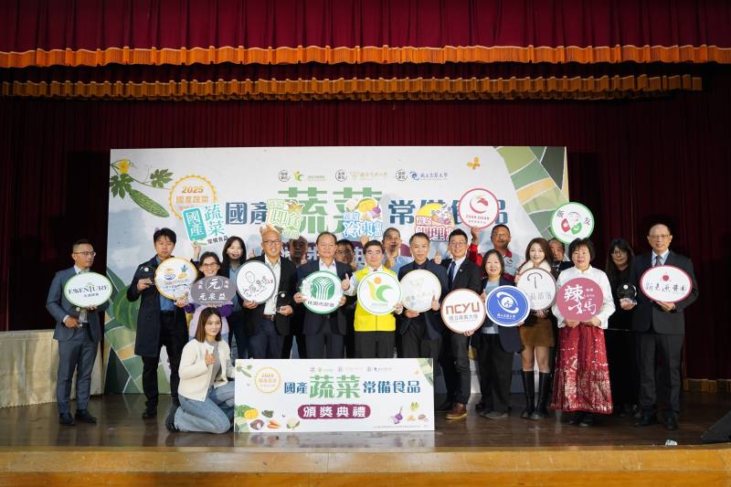 農糧署陳副署長與114年國產蔬菜常備食品獲獎者及與會來賓合影
