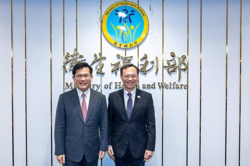 外交部長林佳龍（左）和衛生福利部長石崇良（右）共同主持「醫療衛生外交諮詢小組」第二次會議
