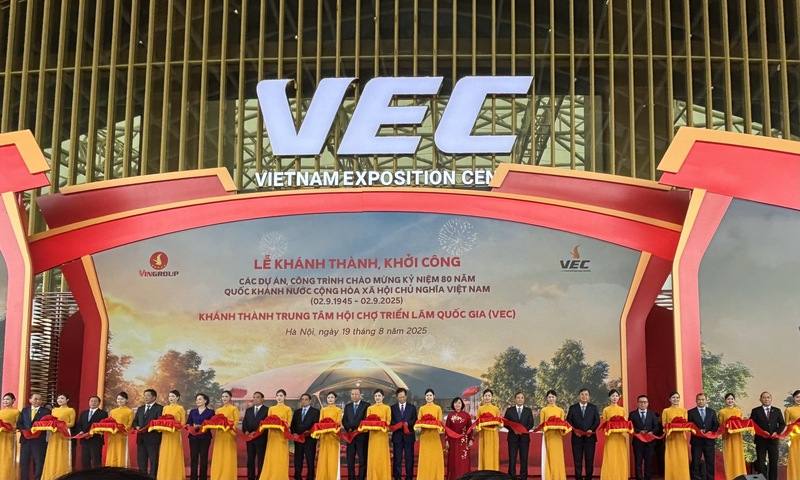 號稱東南亞最大、全球前10大展覽中心的越南國家展覽會議中心（VEC）8月於河內舉辦剪綵儀式，為Vingroup眾多公共工程案之一。越共總書記蘇林、總理范明正等人出席開幕典禮，可見規模盛大。
