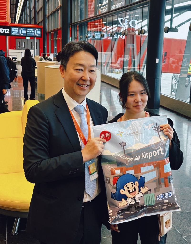 部長與等候搭機旅客合照