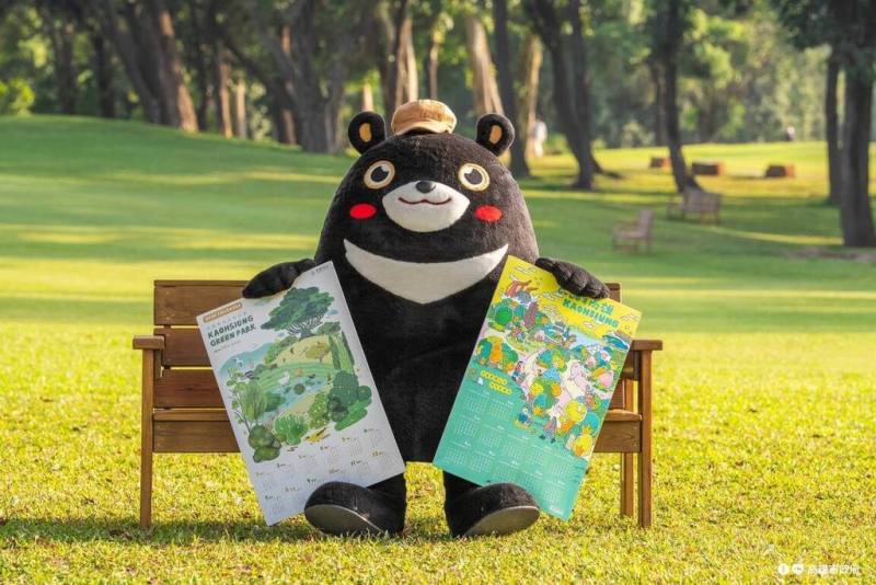 2026年「高雄果然美」水果月曆及2款手繪年曆，將於9日上午10時起在高雄市政府四維、鳳山行政中心及38個區公所同步發送。由高雄在地插畫家以2款不同手繪風格，呈現出果嶺自然公園豐富的樣貌。（高雄市政府提供）