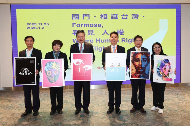 為慶祝12月世界人權日，國家人權會與監察院財產申報處、國家人權博物館攜手合作，在桃園國際機場第2航廈辦理「國門．相識台灣．看見人權」人權海報展，今天舉行開幕活動，監察院副院長李鴻鈞（左3）、交通部長陳世凱（右3）、人權會副主委紀惠容（左2）等人共同出席。（人權會提供）