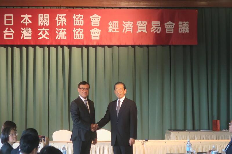 第49屆台日經濟貿易會議4日在台北登場，台灣日本關係協會會長蘇嘉全（左）和日本台灣交流協會會長隅修三（右）於會議開始前握手致意