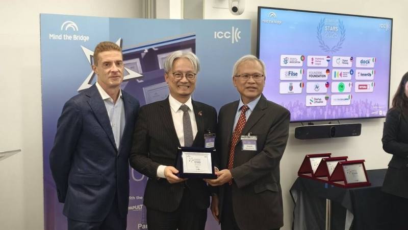 國發會推動成立的「中興新村地方創生育成村」榮獲國際商會及全球開放創新基金會主辦的2025年度「創新生態系新星」大獎。左起為全球開放創新基金會主席奧尼蒂（Alberto Onetti）、國發會副主委彭立沛、國發會中興新村活化專案辦公室參事兼主任吳文貴。（國發會提供）