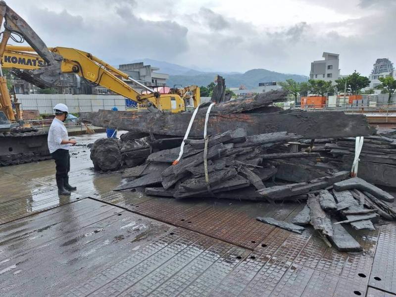宜蘭縣頭城鎮一處建築工地挖出一批木質構件，疑為古沉船遺跡，但縣府初判為昔日漂流木。文化界4日批評縣府結論草率，縣府回應指出，為求審慎、尊重專業，後續將再邀集考古遺址專家學者現勘。（宜蘭縣文化局提供）