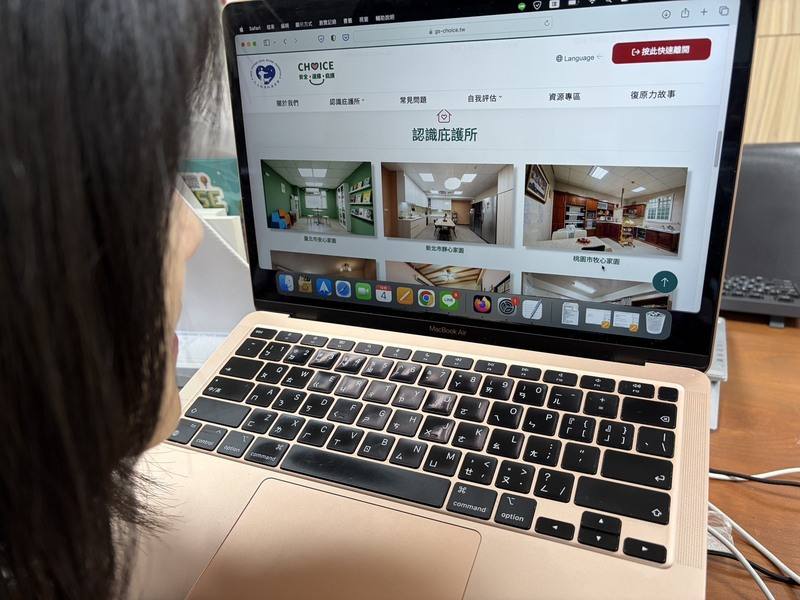 善牧基金會4日推出「CHOICE安全．選擇．庇護」線上平台，以「安全」、「隱密」、「即時」3大原則設計，包含首度公開庇護所環境實景，讓受暴者可以即時、快速地掌握庇護所資訊。