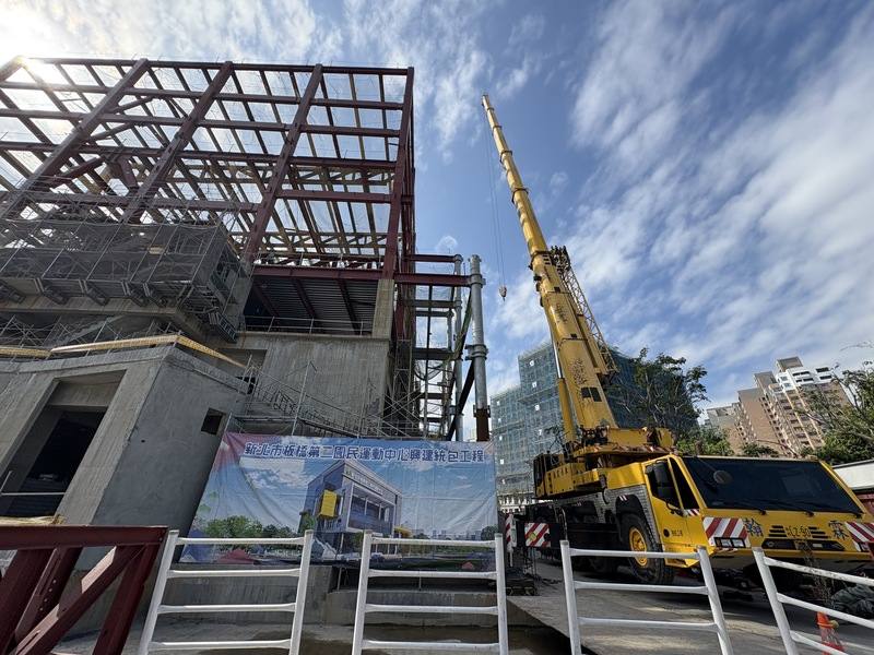 新北市板橋人口眾多，運動設施常供不應求，心北市政府在光復高中校地新設第二國民運動中心，4日舉行上梁典禮，力拚115年10月啟用