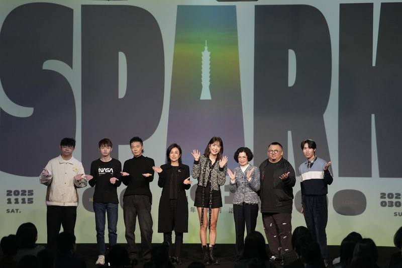 台北101董事長賈永婕（右4）與台北101總經理朱麗文（右3）3日出席SPARK 101雙跨年系列活動記者會，與台北流行音樂中心董事長黃韻玲（左4）及跨年煙火音樂團隊合影