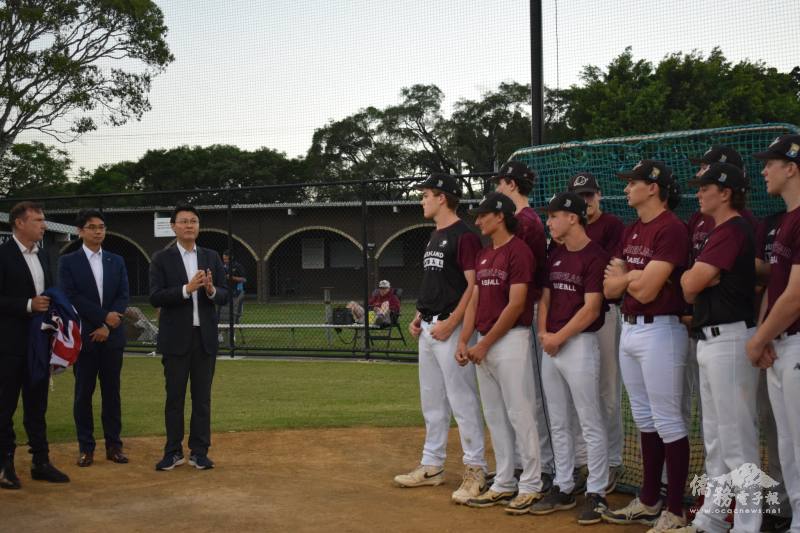 范厚祿勉勵昆士蘭青棒隊球員