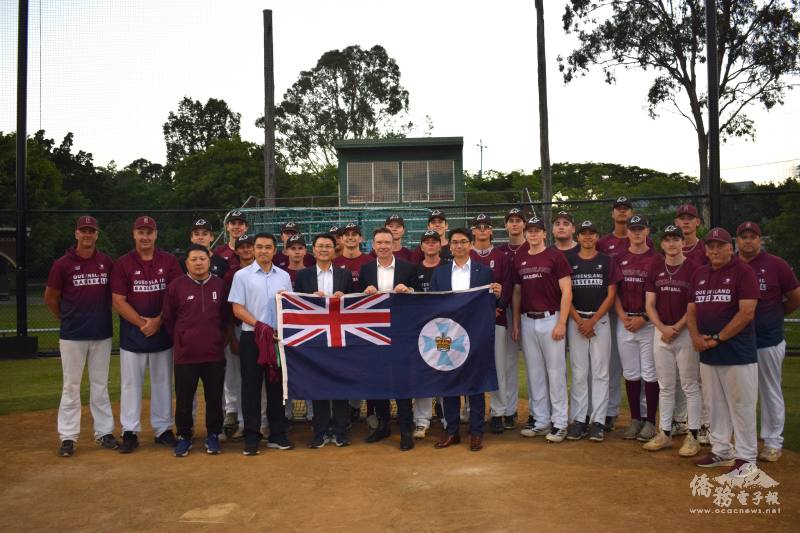與昆士蘭青棒隊全體合影
