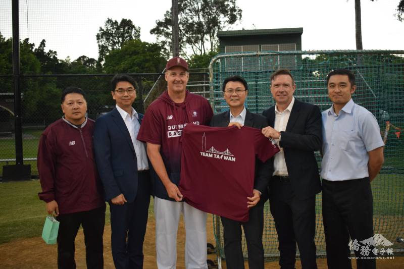 由處長范厚祿代表致贈臺澳地標紀念衫
（由左至右：臺澳棒球交流團隊負責人Rickey Lo、中華航空經理何孟哲、澳洲昆士蘭棒球協會副會長David Badke、處長范厚祿、澳洲昆士蘭州議員暨友臺小組聯合主席James Martin、主任許俊湧）