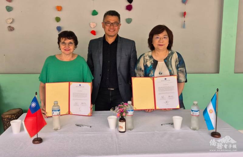 院長及大使謝妙宏簽署捐贈證明書，僑聯會理事長洪瑞堂見證