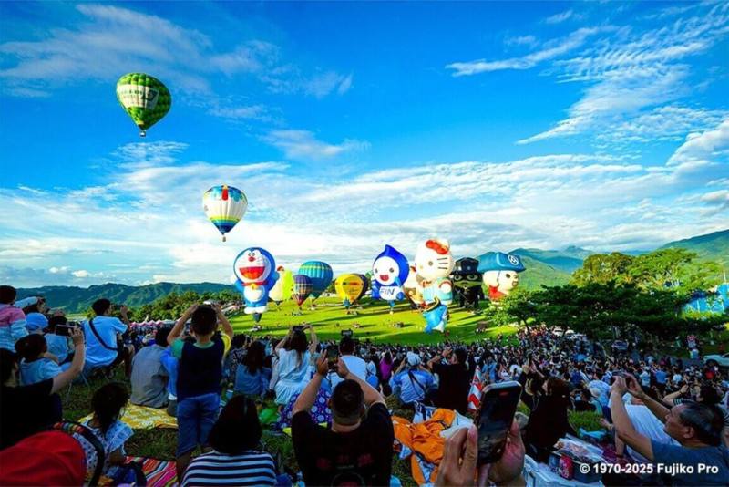 第12屆台灣活動卓越獎揭曉，台東「台灣國際熱氣球嘉年華」與「台東最美星空系列活動」雙雙獲獎。圖為熱氣球嘉年華活動。（台東縣政府提供）