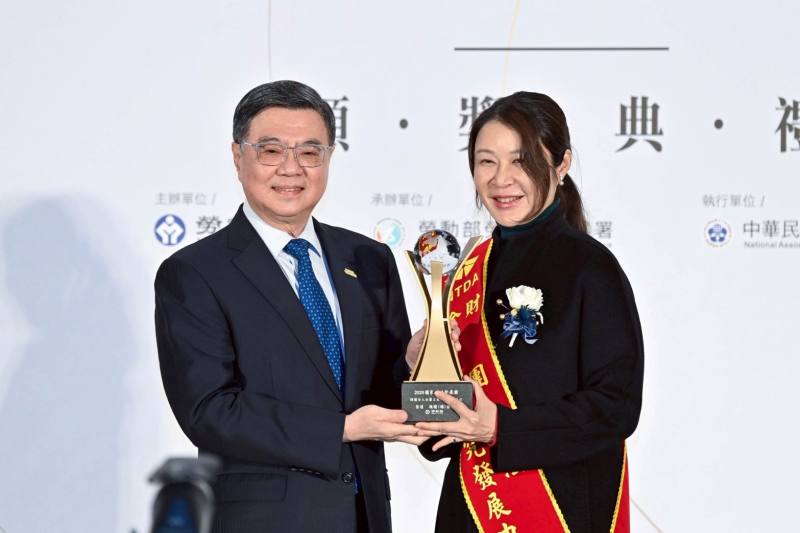 頒發國家人才發展獎 卓揆期勉鼓勵更多企業和國人投入國家建設行列