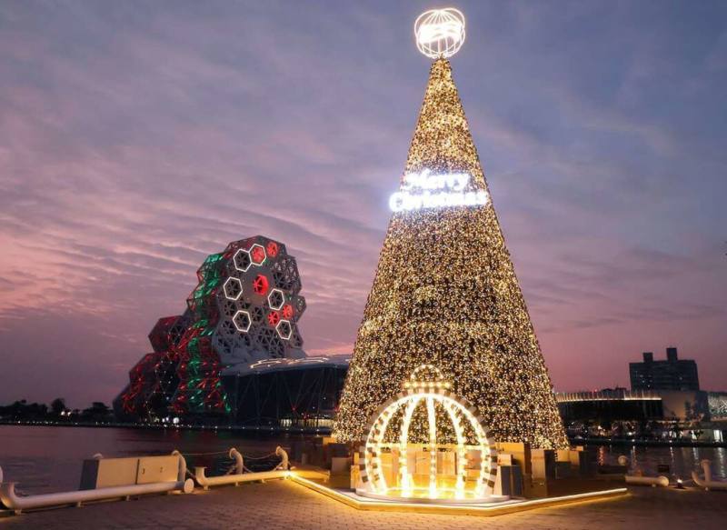高雄流行音樂中心推出「高流聖誕趴 KMC XMAS」活動，17公尺高耶誕樹「金勾TREE」5日將正式點燈，一路展出至2026年1月4日。（高流提供）