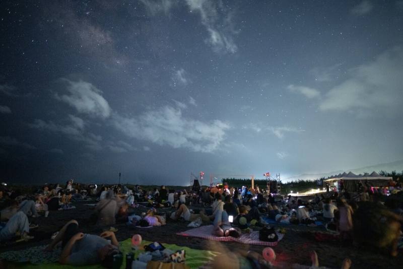 第12屆台灣活動卓越獎揭曉，台東「台灣國際熱氣球嘉年華」與「台東最美星空系列活動」雙雙獲獎。圖為最美星空活動。（台東縣政府提供）