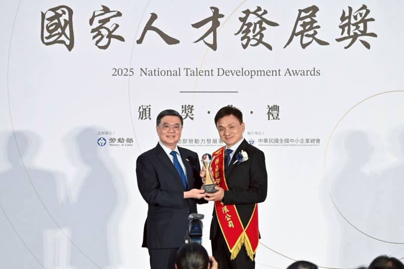 頒發國家人才發展獎 卓揆期勉鼓勵更多企業和國人投入國家建設行列
