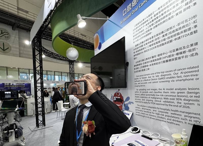台大醫院參與4日起在台北南港展覽館登場的2025台灣醫療科技展，現場展示口腔癌AI快篩等智慧輔助醫療工具，台大醫學院放射線科主任陳世杰（圖）現場展示應用。